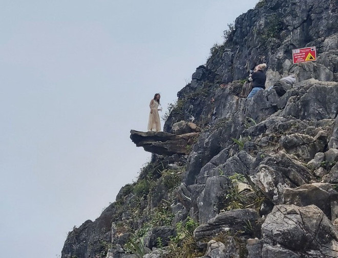 Hà Giang: Nam du khách bị nạn khi chụp ảnh ở 'mỏm đá tử thần' ảnh 1