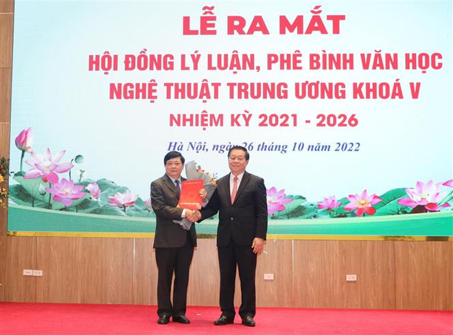 Bí thư Trung ương Đảng, Trưởng Ban Tuyên giáo Trung ương Nguyễn Trọng Nghĩa trao Quyết định Chủ tịch Hội đồng Lý luận, Phê bình Văn học, Nghệ thuật Trung ương nhiệm kỳ 2021-2026 cho ông Nguyễn Thế Kỷ. (Ảnh: Phương Hoa/TTXVN) Ra mắt Hội đồng Lý luận, Phê bình Văn học, Nghệ thuật TW nhiệm kỳ mới ảnh 1