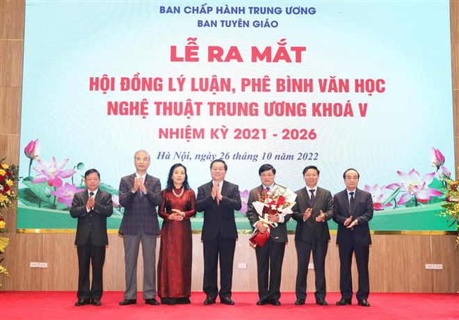 Ông Nguyễn Trọng Nghĩa, Bí thư Trung ương Đảng, Trưởng Ban Tuyên giáo Trung ương tặng hoa chúc mừng Thường trực Hội đồng Lý luận, Phê bình Văn học, Nghệ thuật Trung ương nhiệm kỳ 2021-2026. (Ảnh: Phương Hoa/TTXVN) Ra mắt Hội đồng Lý luận, Phê bình Văn học, Nghệ thuật TW nhiệm kỳ mới ảnh 2