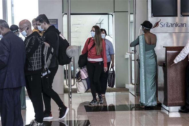 Du khách người Ukraine tới sân bay quốc tế Mattala Rajapaksa ở Mattala, Sri Lanka,ngày 28/12. (Ảnh: AFP/TTXVN) Dịch COVID-19: Malaysia kéo dài lệnh hạn chế di chuyển có điều kiện ảnh 2