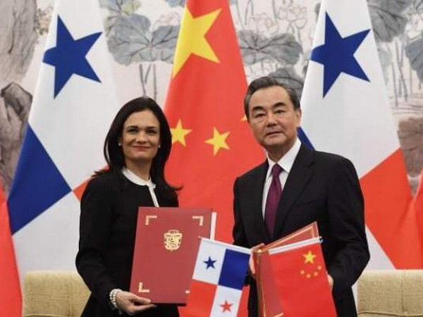 Phó Tổng thống kiêm Ngoại trưởng Panama Isabel de Saint Malo (trái) và Ngoại trưởng Trung Quốc Vương Nghị tại lễ ký bản thông cáo chung về thiết lập quan hệ ngoại giao. (Nguồn: AFP) Panama-Trung Quốc chính thức thiết lập quan hệ ngoại giao ảnh 1
