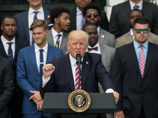 Tổng thống Mỹ Donald Trump (giữa) trong bài phát biểu tại thủ đô Washington. (Nguồn: AFP/TTXVN) Tổng thống Mỹ Donald Trump đánh giá cao cuộc chiến chống IS ảnh 1