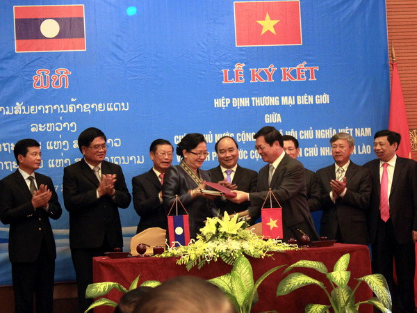 Ký Hiệp định thương mại biên giới giữa hai nước Việt Nam-Lào ảnh 1