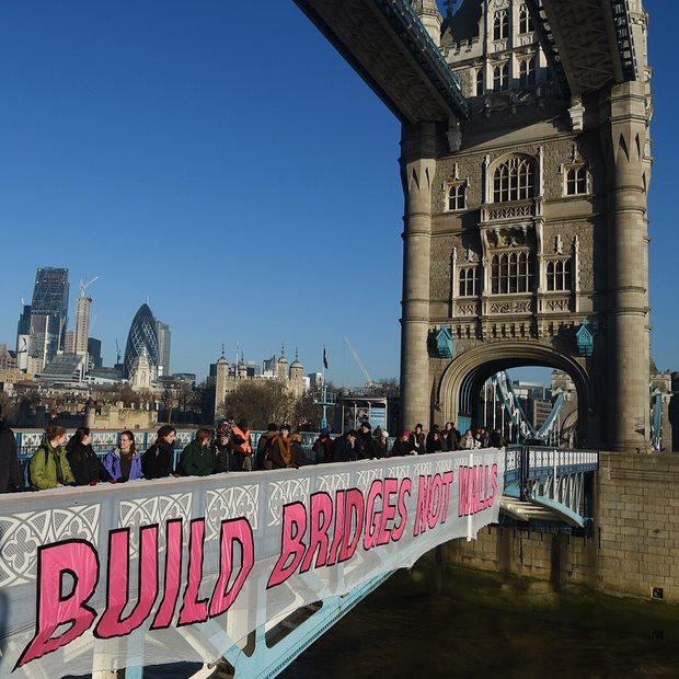 Anh: Biểu tình phản đối tân Tổng thống Mỹ ở nhiều thành phố ảnh 1