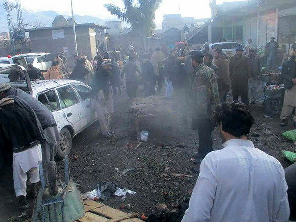 Nổ bom tại khu chợ Pakistan, khiến hàng chục người thương vong ảnh 1