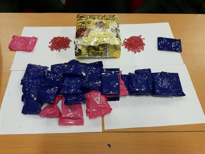 Tang vật một vụ án. (Ảnh: TTXVN phát) Bắt quả tang 2 đối tượng vận chuyển 8 bánh heroin và 6.000 viên ma túy ảnh 1