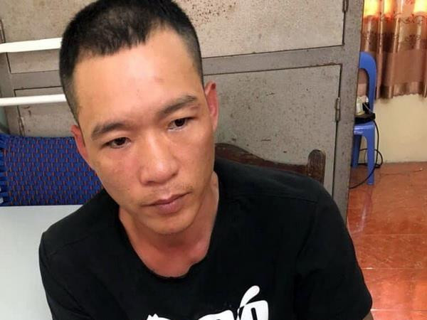 Đối tượng Phạm Hồng Phong bị bắt giữ tại cơ quan điều tra. (Ảnh: TTXVN phát) Hải Dương: Bắt đối tượng tàng trữ trái phép 500 viên ma túy tổng hợp ảnh 1