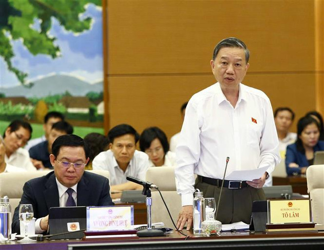 Đại tướng Tô Lâm, Bộ trưởng Bộ Công an trả lời các câu hỏi của đại biểu. (Ảnh: Văn Điệp/TTXVN) Đại biểu Quốc hội chất vấn về trấn áp mạnh mẽ tội phạm 'tín dụng đen' ảnh 2