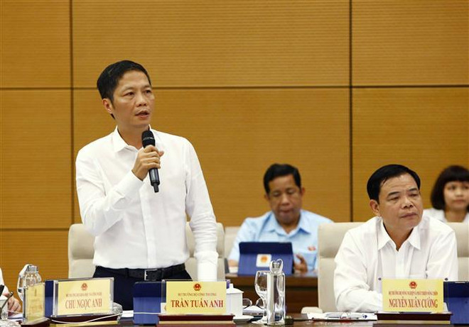 Bộ trưởng Bộ Công Thương Trần Tuấn Anh trả lời các câu hỏi của đại biểu. (Ảnh: Văn Điệp/TTXVN) Đại biểu Quốc hội chất vấn về trấn áp mạnh mẽ tội phạm 'tín dụng đen' ảnh 1