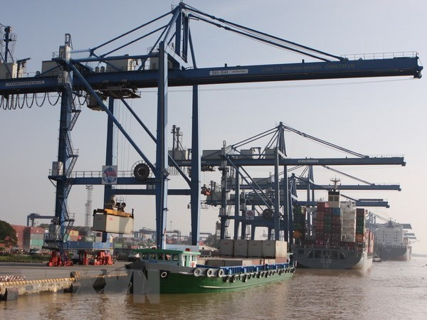 Hoạt động bốc dỡ container hàng hóa tại cảng Cát Lái. (Ảnh: Hà Thái/TTXVN) Hàng hóa thông qua cảng biển có xu hướng giảm về cuối năm ảnh 1
