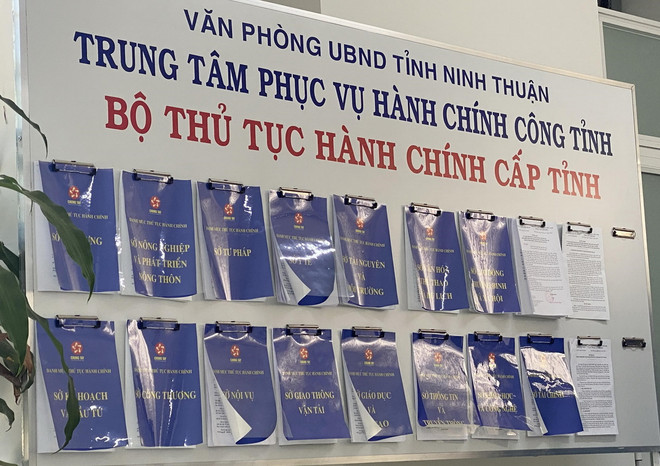 Bộ thủ tục hành chính của các cơ quan, đơn vị được công khai tại Trung tâm phục vụ hành chính công tỉnh Ninh Thuận. (Ảnh: Công Thử/TTXVN) ttxvn_cai cach thu tuc hanh chinh (2).jpg