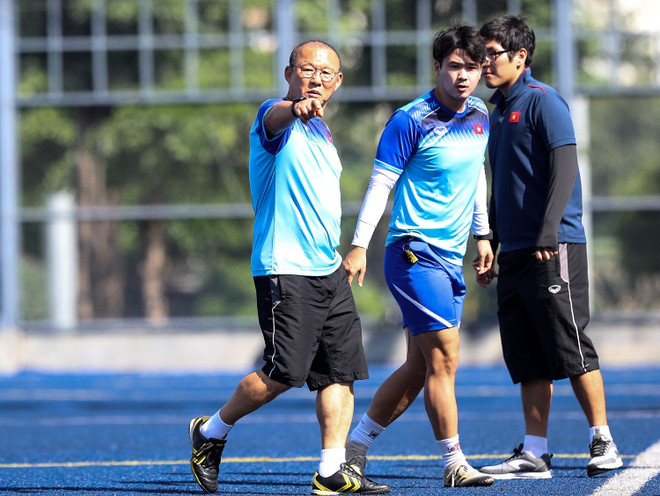 HLV Park Hang Seo theo dõi, chỉ đạo các cầu thủ tại buổi tập. (Ảnh: Hoàng Linh/TTXVN) SEA Games 30: U22 Việt Nam tập trên mặt sân cỏ đặc biệt ở Manila ảnh 1