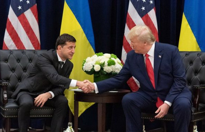 Tổng thống Donald Trump và người đồng cấp Volodymyr Zelenskiy. (Nguồn: EPA) Mỹ đóng băng viện trợ cho Ukraine sau điện đàm của 2 tổng thống ảnh 1