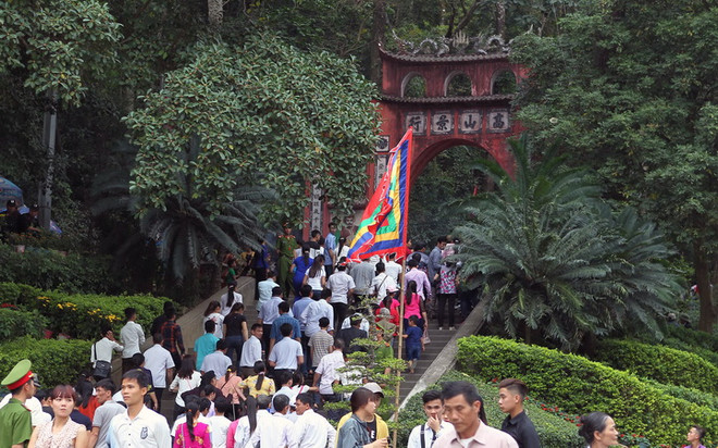 Đông đảo du khách thập phương về dự Giỗ tổ Hùng Vương, Lễ hội đền Hùng 2017. (Ảnh: Quốc Khánh/TTXVN) Sẵn sàng cho Giỗ Tổ Hùng Vương-Lễ hội Đền Hùng 2018 ảnh 1