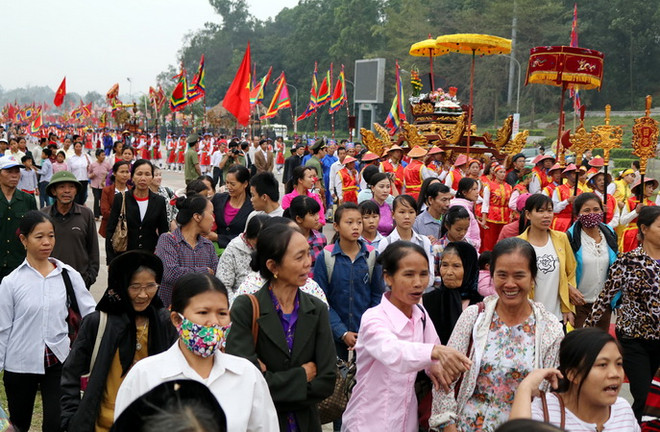 Đông đảo người dân địa phương tham gia đoàn rước. (Ảnh: Trung Kiên/TTXVN) Sẵn sàng cho Giỗ Tổ Hùng Vương-Lễ hội Đền Hùng 2018 ảnh 2