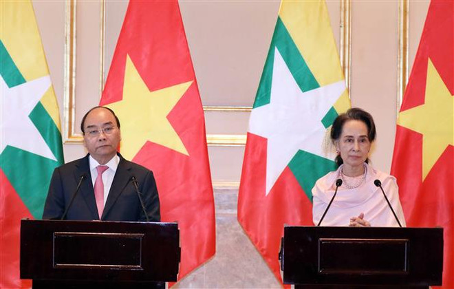 Thủ tướng Nguyễn Xuân Phúc và Cố vấn Nhà nước Myanmar Aung San Suu Kyi gặp gỡ báo chí thông báo kết quả hội đàm. (Ảnh: Thống Nhất/TTXVN) Việt Nam-Myanmar tiếp tục đẩy mạnh quan hệ phát triển lên tầm cao mới ảnh 2