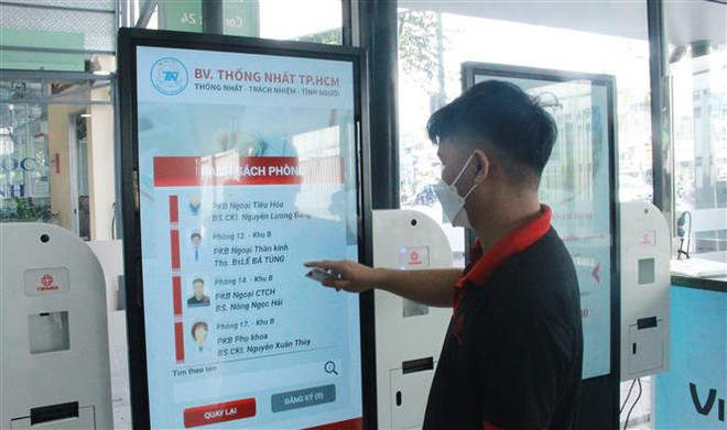 Người dân sử dụng thẻ khám bệnh thông minh khi đi khám tại Bệnh viện Thống Nhất Thành phố Hồ Chí Minh. (Ảnh: Đinh Hằng/TTXVN) Ngành y tế TP.HCM chuyển đổi số: Những bước "chuyển mình" đầu tiên ảnh 2