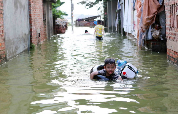 Hà Nội: Nước bẩn bao vây nhà dân, tiềm ẩn nguy cơ dịch bệnh ảnh 1