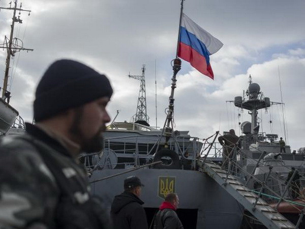 72 cơ sở quân sự của Ukraine ở Crimea treo cờ Nga ảnh 1