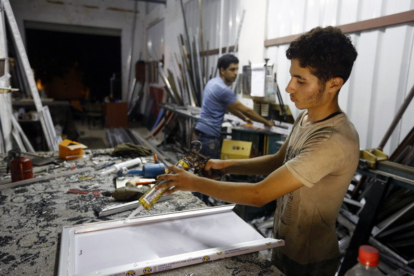 Israel bắt đầu khôi phục nguồn cung điện cho người dân Dải Gaza ảnh 1