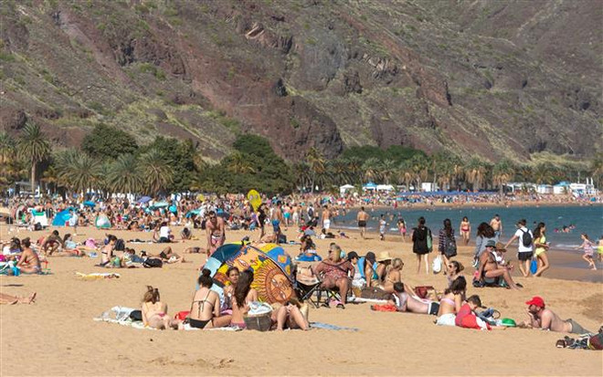 Người dân tránh nóng trên bãi biển ở Santa Cruz de Tenerife, Tây Ban Nha. (Ảnh: AFP/TTXVN) Tây Ban Nha và Bồ Đào Nha phá vỡ kỷ lục nhiệt độ tháng 4 ảnh 1