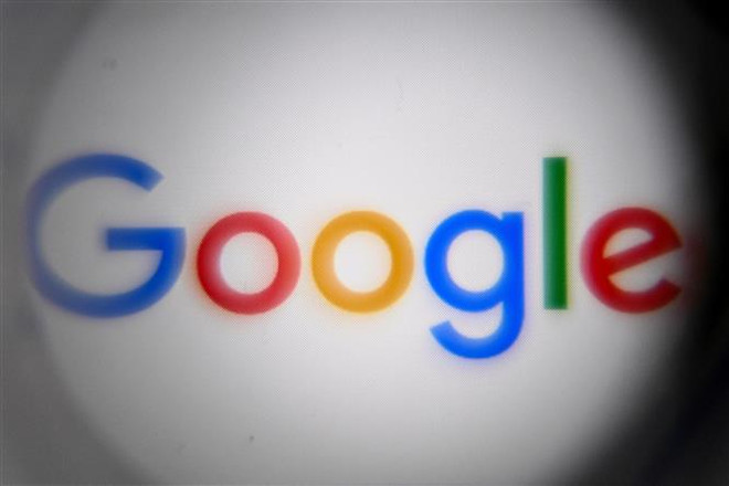 Biểu tượng Google trên một màn hình điện thoại. (Ảnh: AFP/TTXVN) Google chặn 1,43 triệu ứng dụng độc hại trên Google Play trong 2022 ảnh 1
