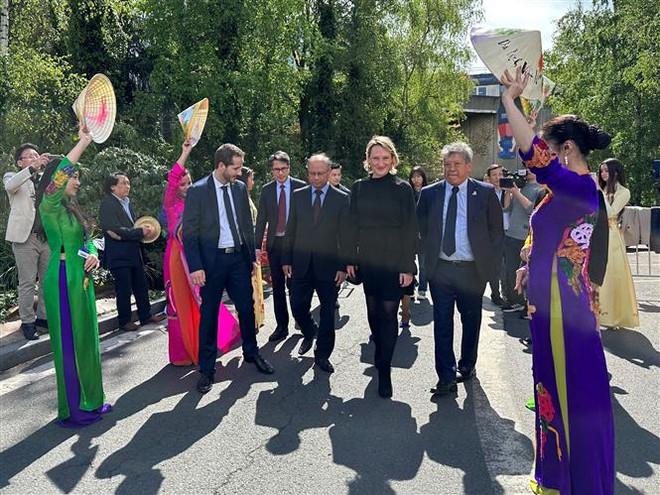 Đại sứ Việt Nam tại Pháp Đinh Toàn Thắng cùng các quan khách tham quan Hội chợ Paris 2023. (Ảnh: Nguyễn Thu Hà/TTXVN) Ấn tượng đặc biệt của các gian hàng Việt Nam tại Hội chợ Paris 2023 ảnh 3