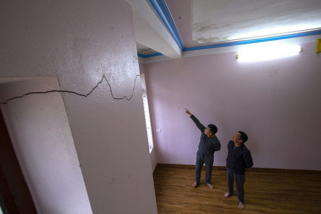 Hòa Bình: Nổ mìn khai thác mỏ, đá văng thủng nhà dân ở Kim Bôi ảnh 2