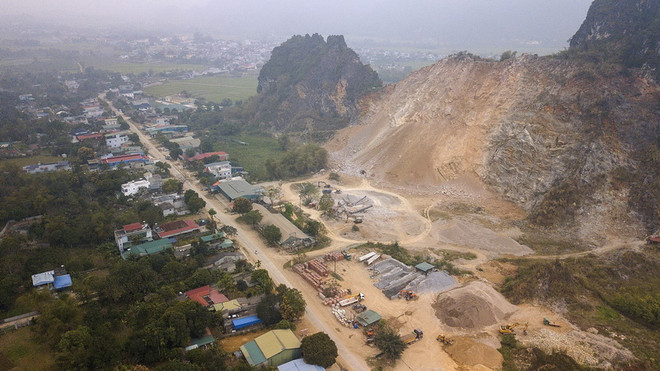 Hòa Bình: Nổ mìn khai thác mỏ, đá văng thủng nhà dân ở Kim Bôi ảnh 1