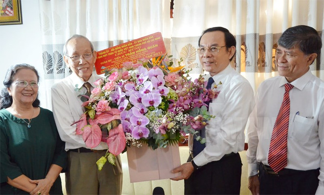 Lãnh đạo Thành phố Hồ Chí Minh thăm các nhà giáo tiêu biểu ảnh 2