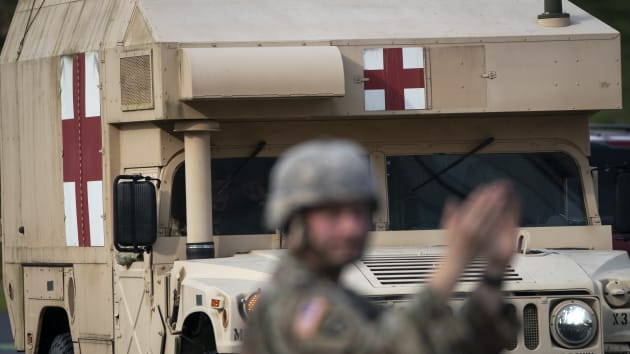 Tổng thống Mỹ cho phép huy động Vệ binh Quốc gia phòng chống COVID-9 ảnh 1