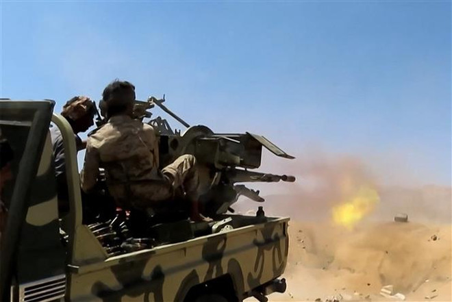 Binh sỹ quân đội chính phủ Yemen giao tranh với phiến quân Houthi tại Marib, Yemen. (Ảnh: AFP/TTXVN) Liên quân Arab cam kết tiếp tục hỗ trợ quân sự cho Chính phủ Yemen ảnh 1