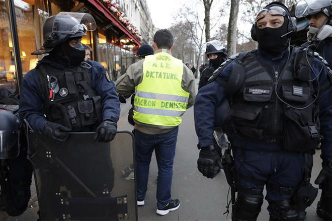 Nhiều nước châu Âu khuyến cáo công dân không đến Pháp ngày cuối tuần ảnh 1