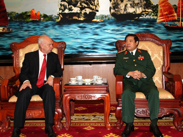 Bộ trưởng Bộ Quốc phòng tiếp Đại sứ Liên bang Nga tại Việt Nam ảnh 1