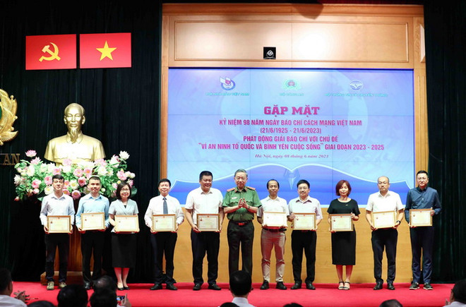 Phát động giải báo chí "Vì an ninh Tổ quốc và bình yên cuộc sống" ảnh 2