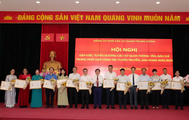 Các cá nhân có thành tích trong công tác tuyên truyền về Đảng bộ Khối các cơ quan Trung ương giai đoạn 2020-2023 nhận Kỷ niệm chương. (Ảnh: Phương Hoa/TTXVN) Phát huy vai trò của báo chí trong bảo vệ nền tảng tư tưởng của Đảng ảnh 2
