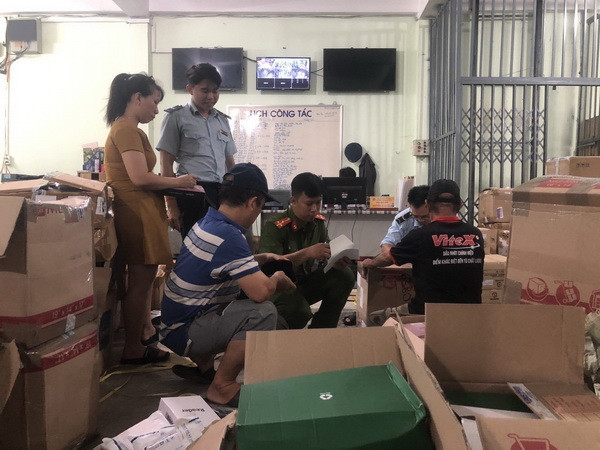 Phú Yên: Tạm giữ 15.000 sản phẩm nước ngoài không có hóa đơn, chứng từ ảnh 1