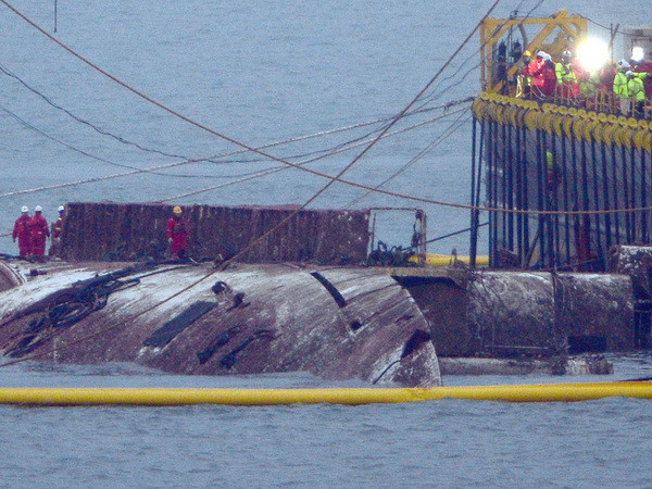 Hàn Quốc bắt đầu lai dắt phà Sewol đến cảng trên đất liền ảnh 1