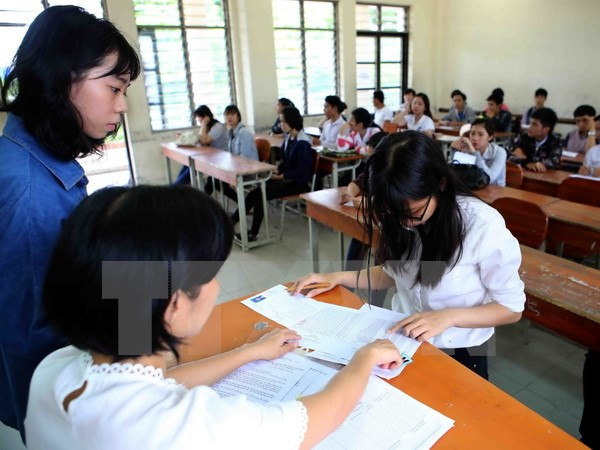 Hướng dẫn thí sinh làm thủ tục thi. (Ảnh: Trần Lê Lâm/TTXVN) Tuyển sinh đại học 2017: Lập nhóm xét tuyển chung, tránh hồ sơ ảo ảnh 1