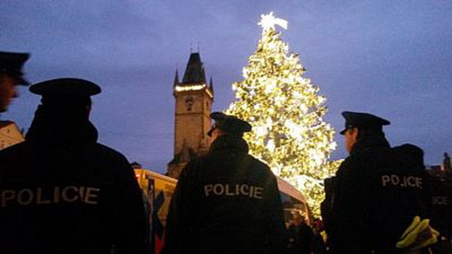 Cây thông Noel thách thức đe dọa khủng bố tại Cộng hòa Séc ảnh 1