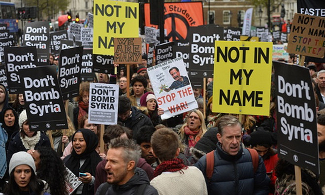 Biểu tình tại Anh, Tây Ban Nha phản đối kế hoạch không kích IS ảnh 1