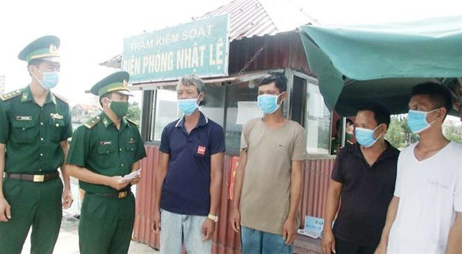 Cứu nạn kịp thời 8 người trên tàu cá bị chìm ở vùng biển Quảng Bình ảnh 1