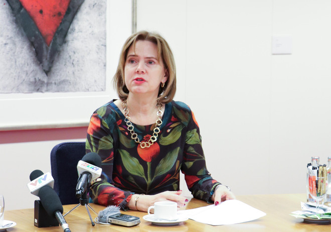 Bộ trưởng Cora van Nieuwenhuizen trong cuộc tiếp xúc với đoàn phóng viên Việt Nam thăm Hà Lan vào tháng 3 vừa qua (Ảnh: Hoàng Long) Hà Lan sẽ chia sẻ kinh nghiệm thích ứng biến đổi khí hậu với Việt Nam ảnh 1