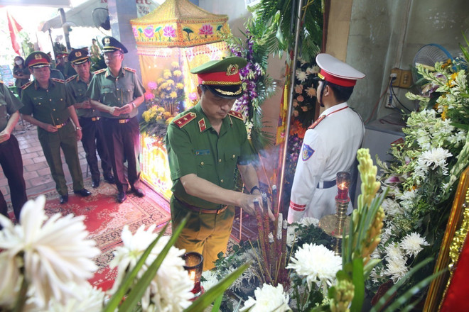 Trung tướng Nguyễn Duy Ngọc, Thứ trưởng Bộ Công an, dâng hương trước bàn thờ Trung tá Nguyễn Xuân Hào. (Ảnh: TTXVN phát) Truy thăng cấp Trung tá cho chiến sỹ công an hy sinh khi làm nhiệm vụ ảnh 2