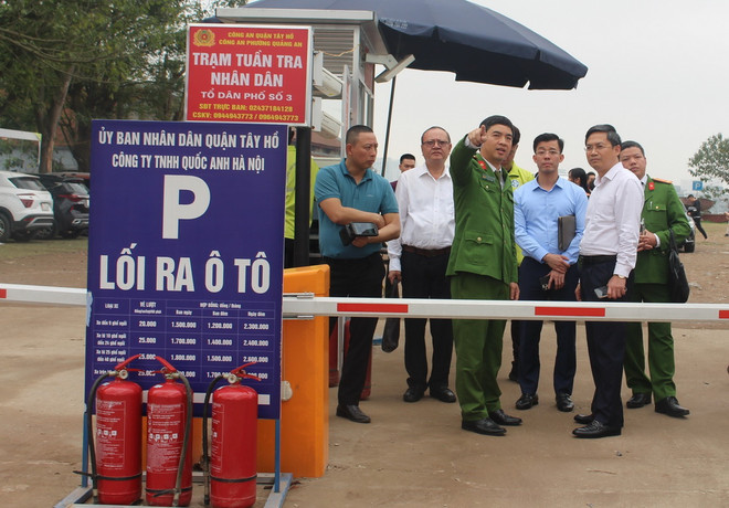 Mô hình trông giữ phương tiện không thu phí dùng tiền mặt đã được ghi nhận, đánh giá cao đưa vào tuyên truyền toàn quốc thông qua ứng dụng VNeID. (Ảnh: Nguyễn Thắng/TTXVN) ttxvn_cai cach hanh chinh Ha Noi2.jpg