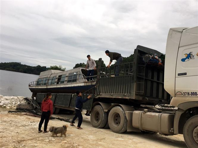 Tàu thủy của anh Chuẩn được cho lên ô tô để vận chuyển vào miền Trung. (Ảnh: Nguyễn Việt Dũng/TTXVN) Mang tàu thủy từ Yên Bái vào giúp người dân miền Trung ảnh 1