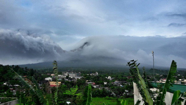 Philippines nâng cảnh báo núi lửa Mayon lên mức "khó kiểm soát" ảnh 1