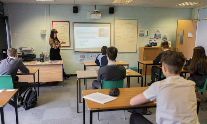 Chính phủ Anh bị chỉ trích về hệ thống tính điểm thi cử mới thời COVID ảnh 1