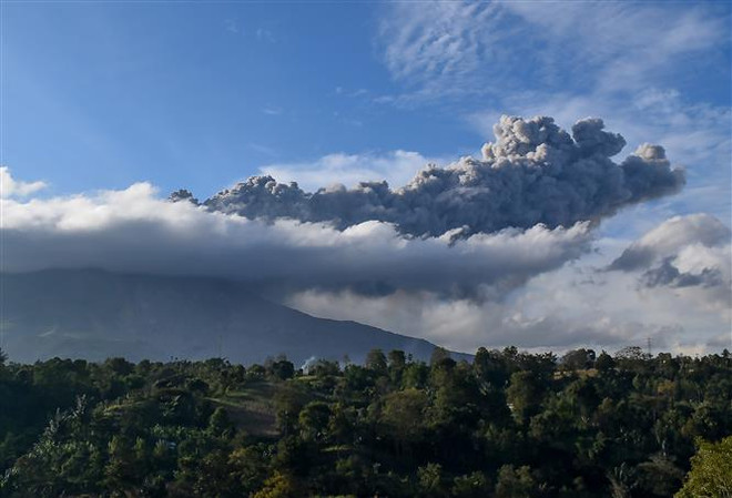Indonesia: Núi lửa Sinabung phun trào trở lại sau một loạt tiếng nổ ảnh 1