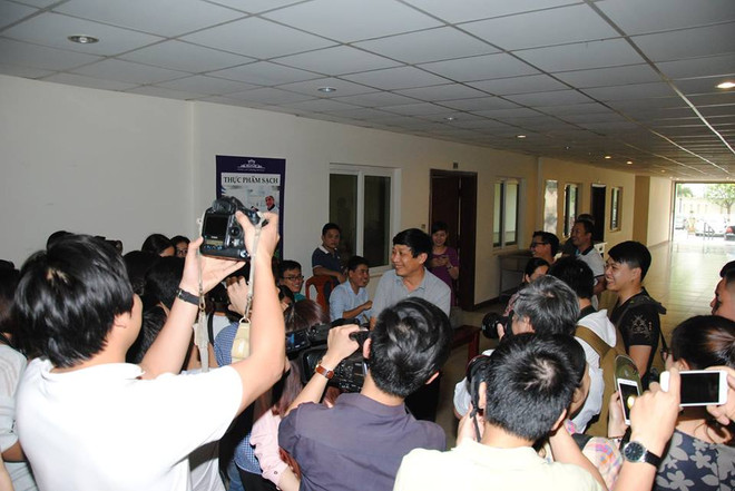 Đông đảo các phóng viên có mặt tai Bộ Tài nguyên-Môi trường chiều 27/4. (Ảnh: Tiến Đạt/Vietnam+) Bất ngờ về cuộc họp báo công bố vụ cá chết sẽ diễn ra lúc 7 giờ tối ảnh 1